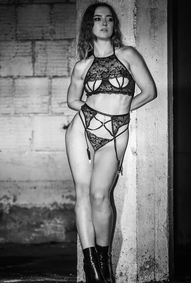 Anal The Bad Peach Gold Wire Black Lace Stitching Cross Straps Sexy Bra Set